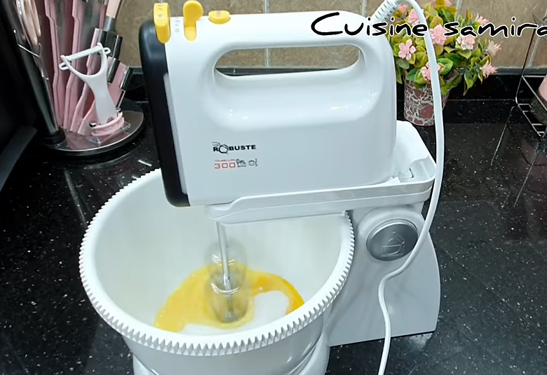 7d681e_318248138ce643c792e75fa7ffa1e5e8mv2.png Batteur avec bol rotatif 300W Blanc Robuste T300 – Image 1