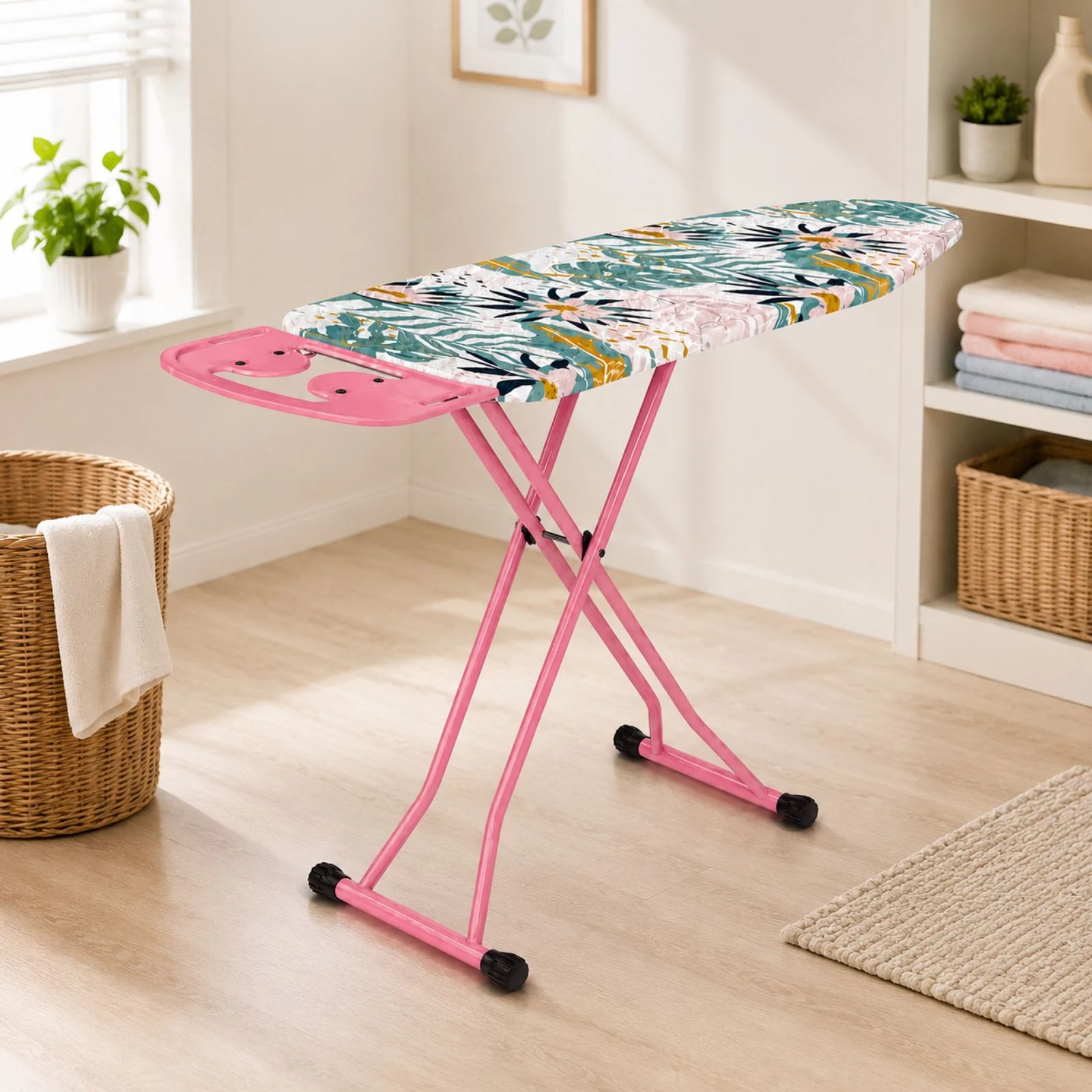 IMG-a6c3740371eecfee4a16d59f4a2214ae-V.webp Table à repasser 40x120 CM pliante avec des pieds et une housse à motifs et un support pour fer à repasser Perilla Made in Turkey Rose – Image 1