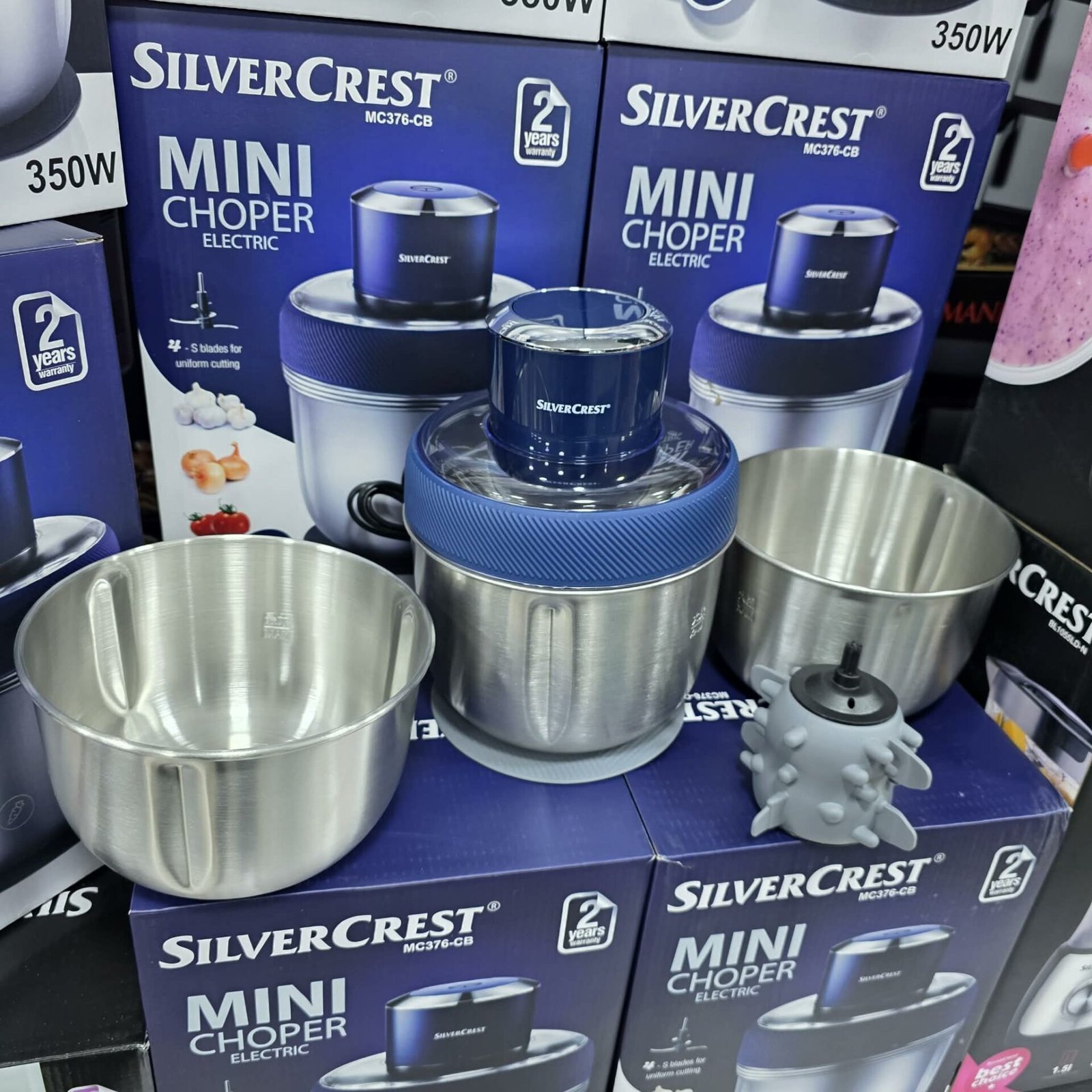 ffdd11b3-13d5-42a2-838e-9293b6bf7285-scaled-1.jpg Hachoir inox Multifonctionnel avec 03 Bol 04 Lames 350W SilverCrest Original MC376-CB – Image 1